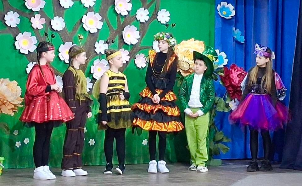 Фото до матеріалу: Решетилівські школярі захопилися виставою «Пригоди в квітковій країні»