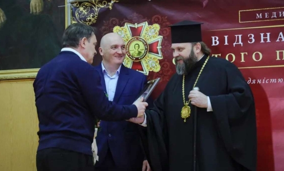 Фото до матеріалу: Camino Podolico отримав власну колекцію аксесуарів: рюкзаки, магніти та світловідбиваючі браслети