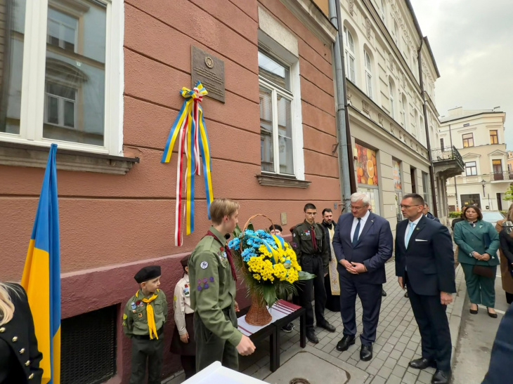 Фото до матеріалу: Сибіга відкрив меморіальну дошку на честь МЗС УНР у Тарнові