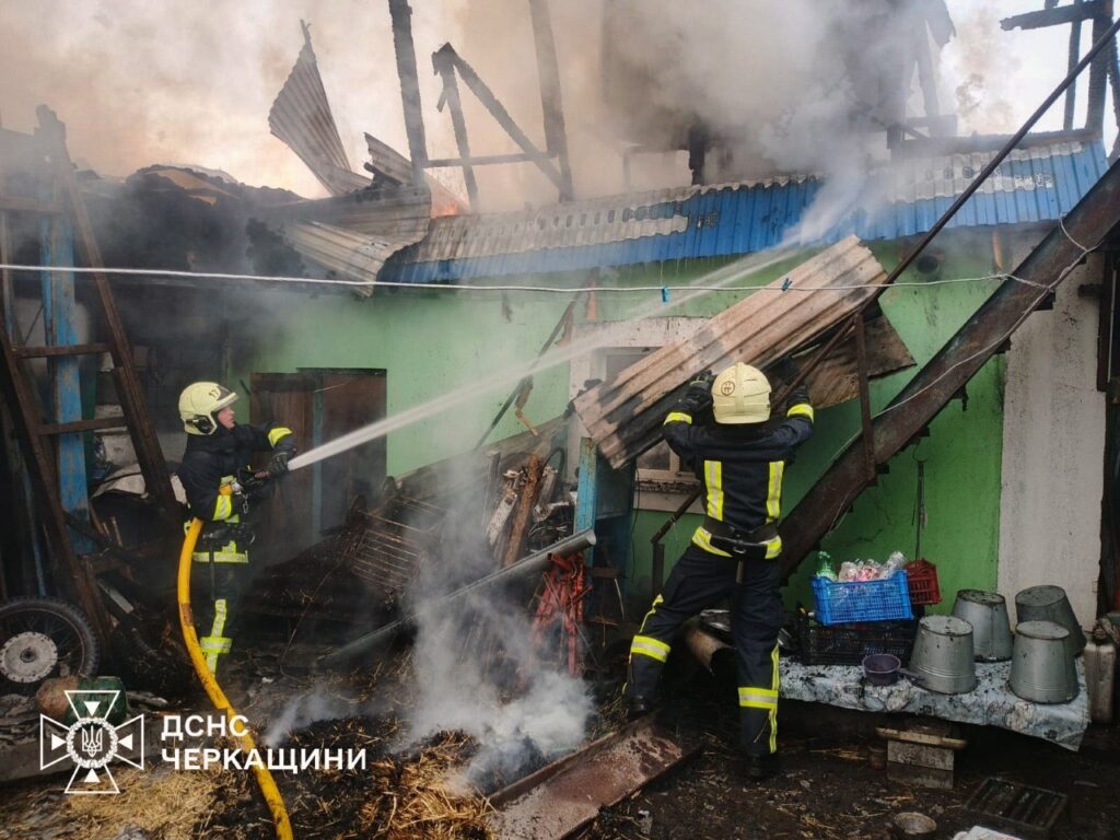 Фото до матеріалу: У Шполі під час пожежі постраждав чоловік