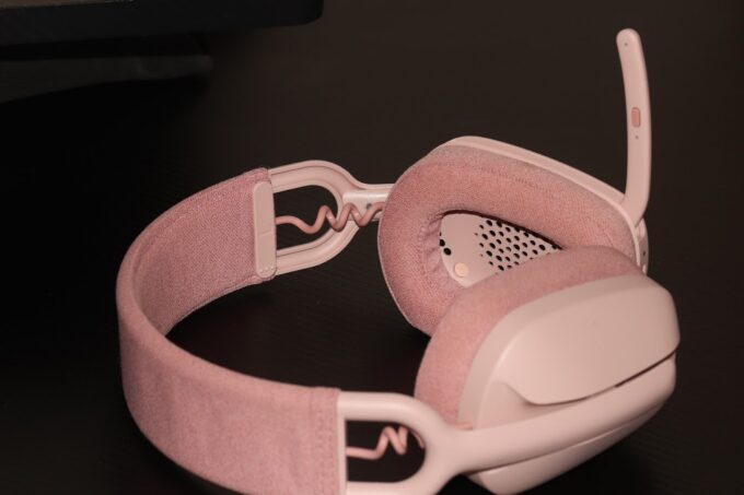 Фото до матеріалу: Logitech Zone Vibe 100 Rose: універсальна бездротова гарнітура для дівчат та дітей
