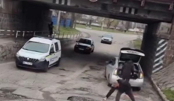 Фото до матеріалу: Вітер зірвав захист з даху ліцею Піддубного в Кременчуці: вода потрапила на поверхи