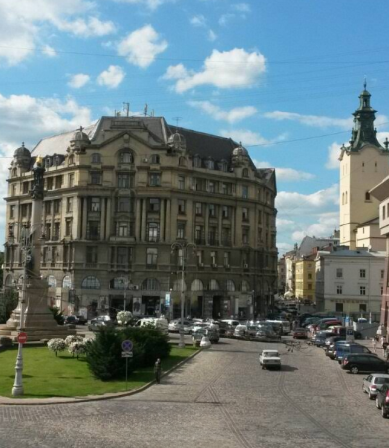 Фото до матеріалу: Садовий наклав вето на паркінг на площі Міцкевича: проєкт повернуть на громадське обговорення