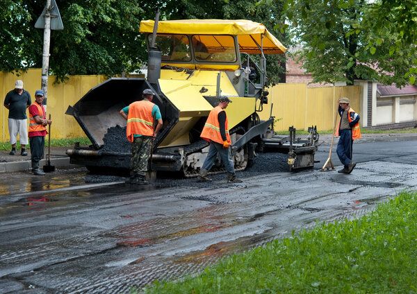 Фото до матеріалу: На Полтавщині ремонтують автодорогу і кільцеву розвʼязку
