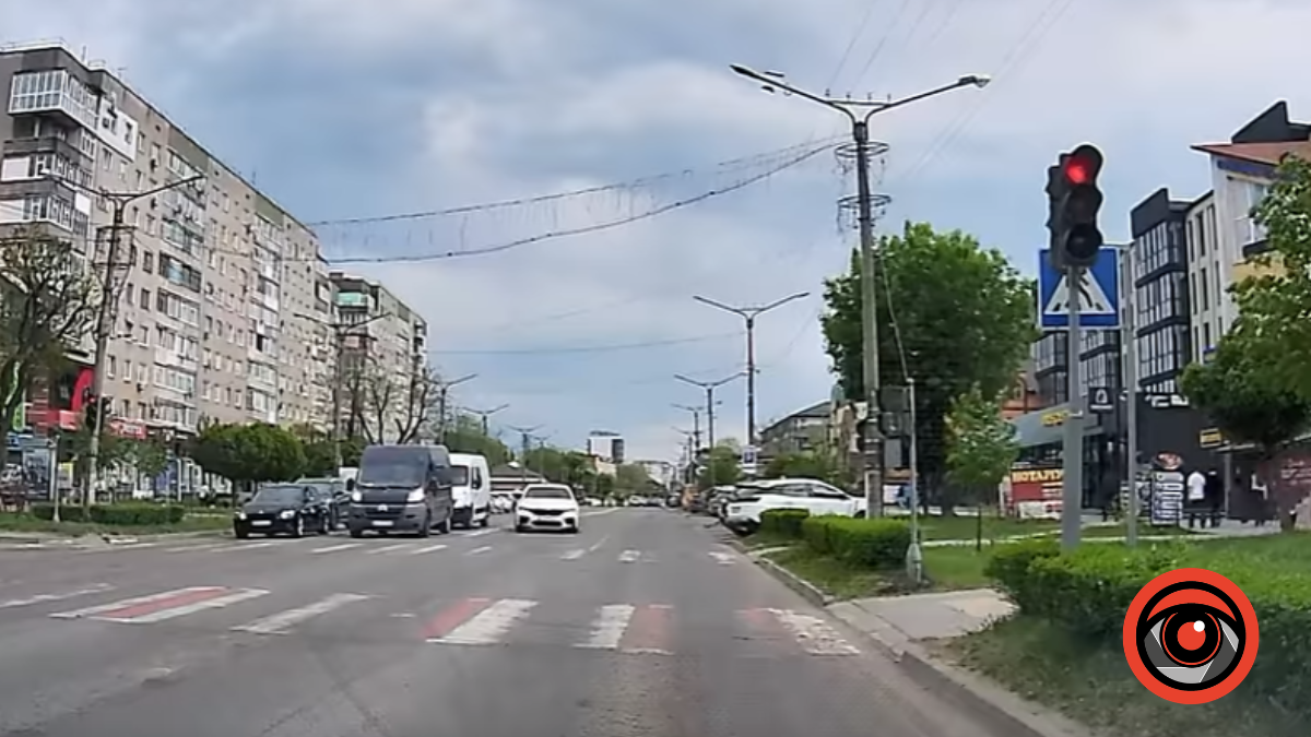 Фото до матеріалу: На червоний сигнал світлофора і через дві суцільні — так у Калуші їздить “BMW” | ВІДЕО