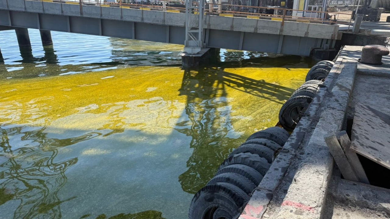Фото до матеріалу: У Чорному морі поблизу Одеси з'явилася велика пляма олії: що відомо про наслідки пожежі в порту