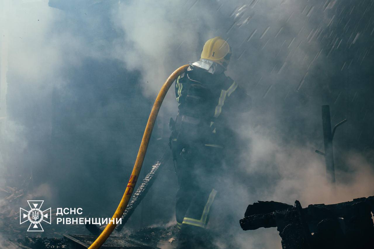 Фото до матеріалу: Вогонь знищив житловий будинок у Пустомитах: немає жертв
