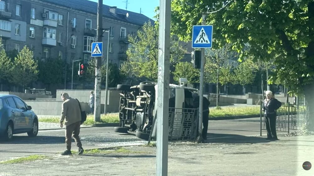 Фото до матеріалу: У Кам'янському на перехресті перекинувся мікроавтобус: деталі аварії