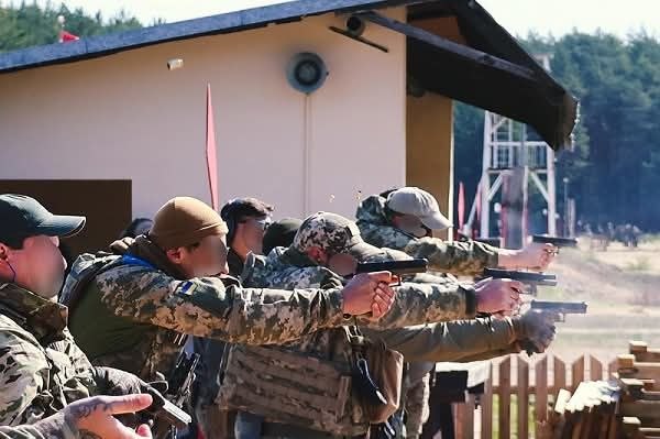 Фото до матеріалу: Військовослужбовці ЗСУ проходять інтенсивну підготовку в рамках місії ЄС EUMAM Ukraine