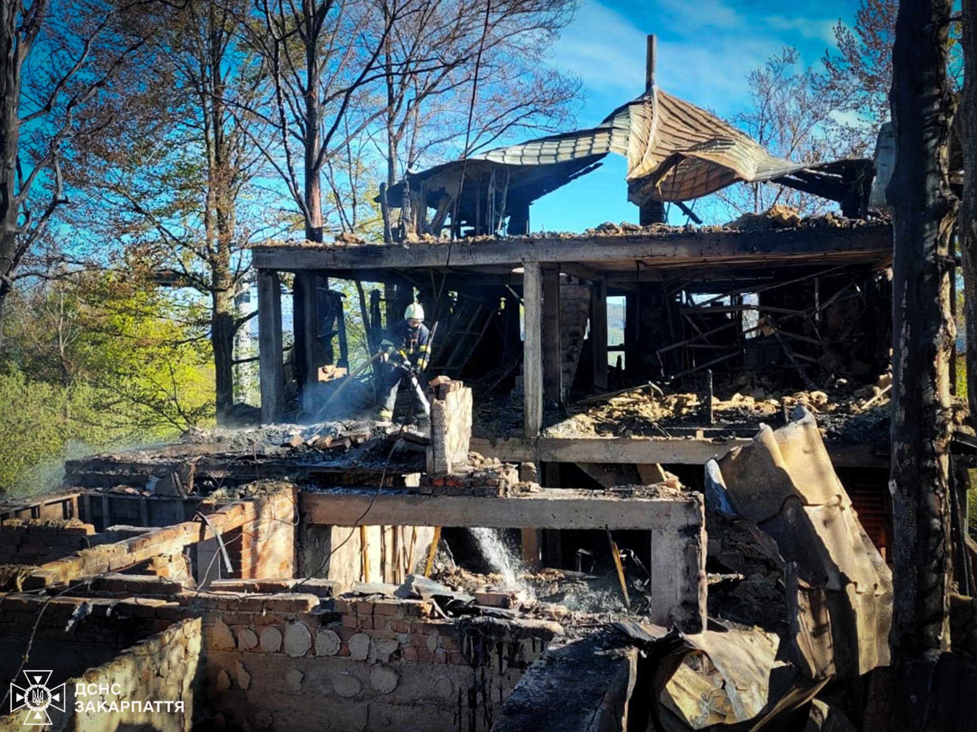 Фото до матеріалу: На курорті «Красія» згорів готель: пожежу гасили всю ніч