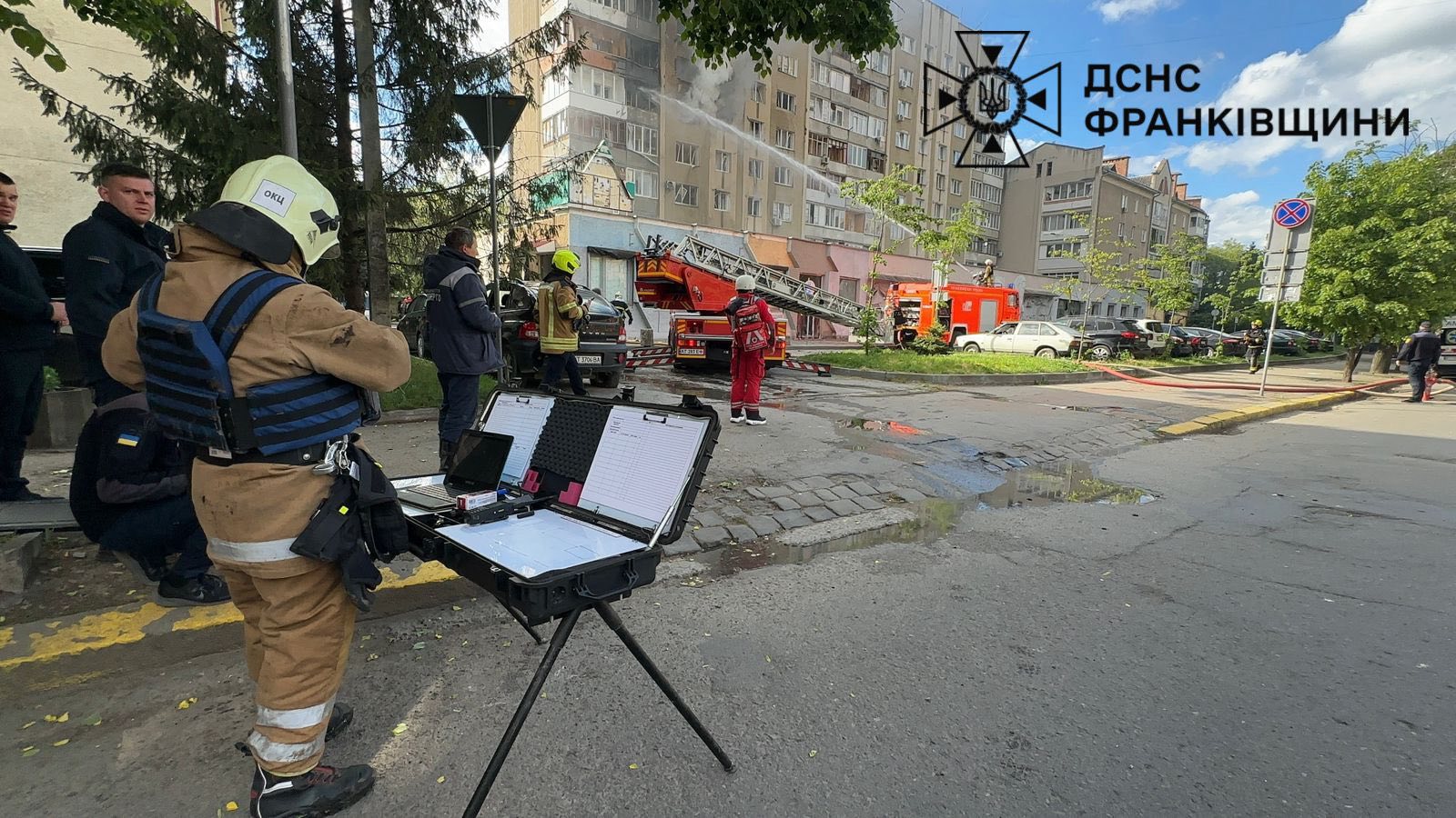 Фото до матеріалу: Російська атака на Івано-Франківщині: пожежа у дев'ятиповерхівці та пошкодження інфраструктури