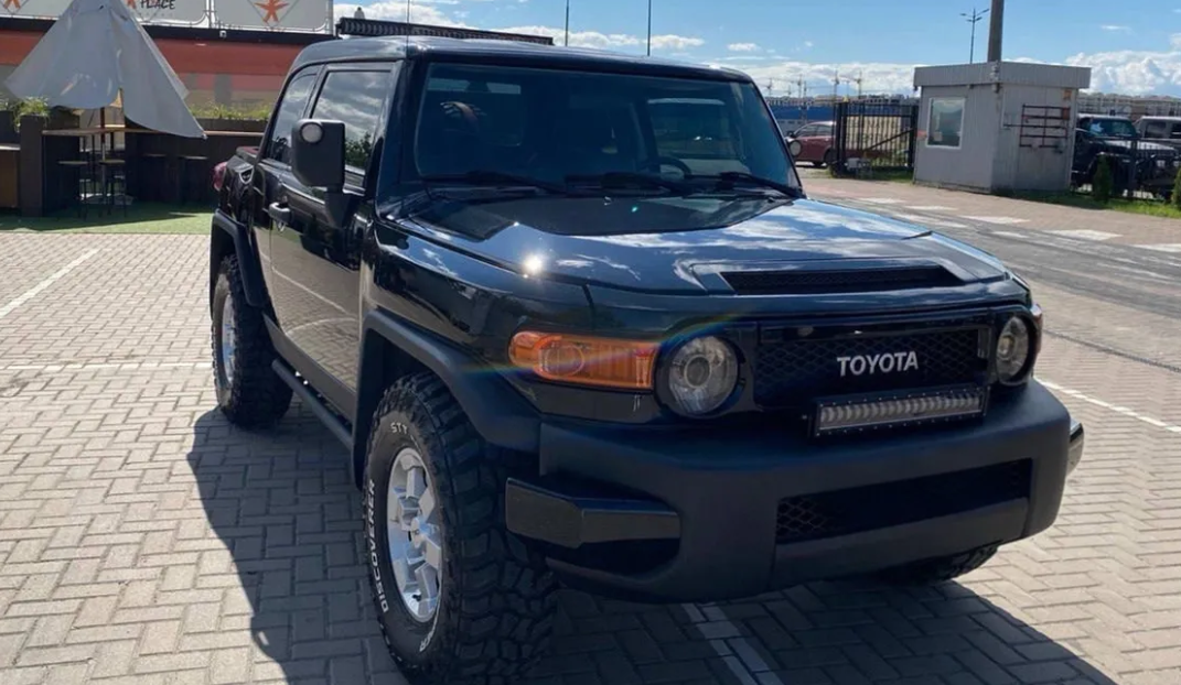 Фото до матеріалу: У Києві продають реставрований Toyota FJ Cruiser, перетворений на пікап