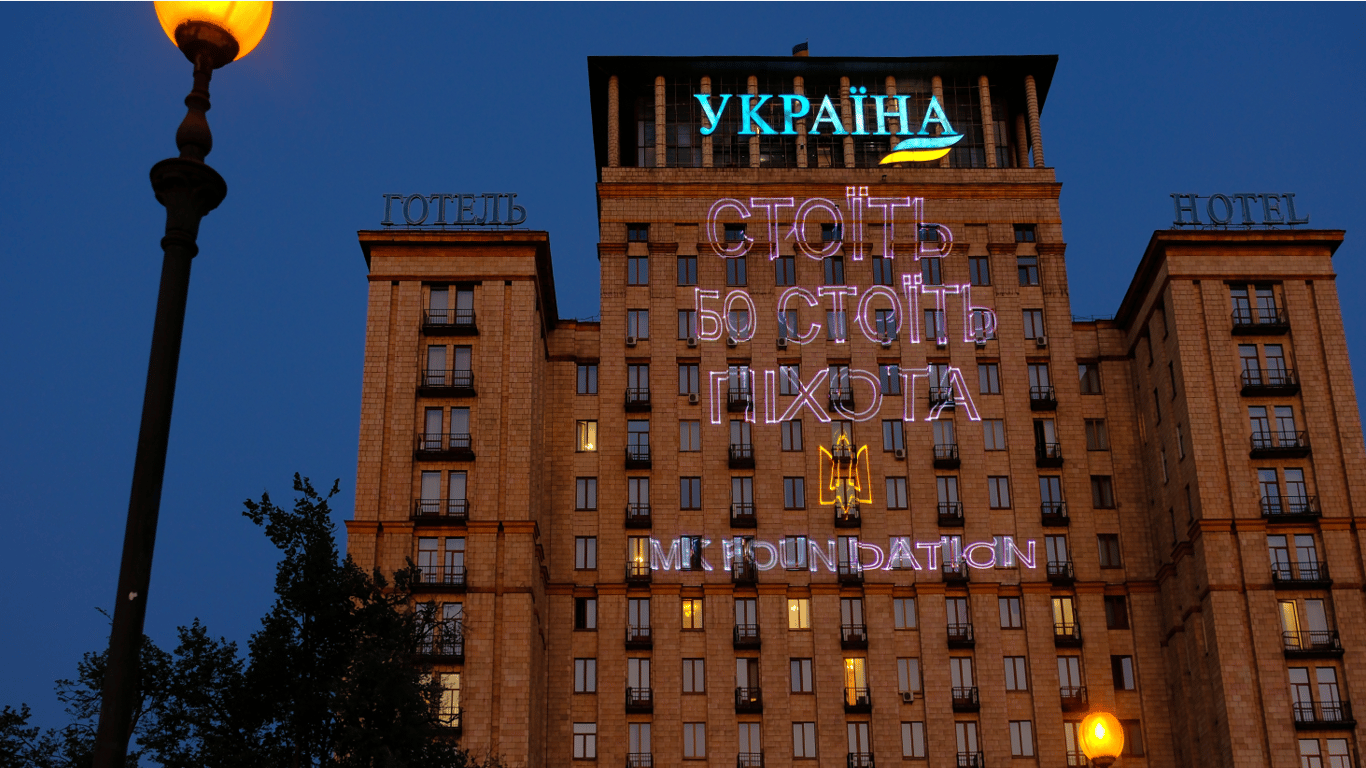 Фото до матеріалу: Світлова інсталяція на Майдані Незалежності: «Україна стоїть, бо стоїть піхота»