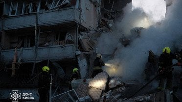 Фото до матеріалу: Масована атака на Київ: ДСНС показав наслідки обстрілу