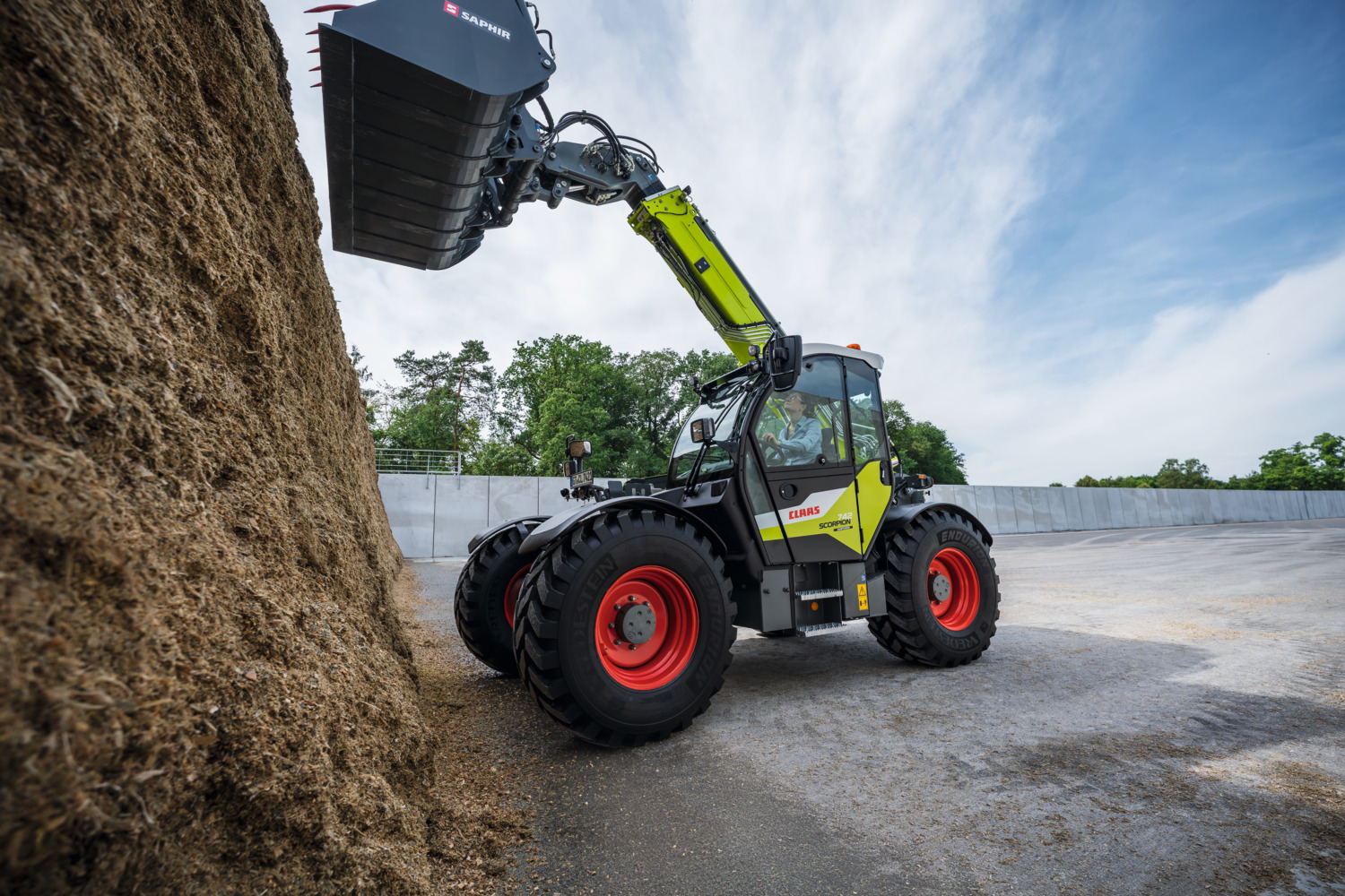 Фото до матеріалу: Універсальний навантажувач CLAAS SCORPION 742 за спеціальною ціною 120 000 євро