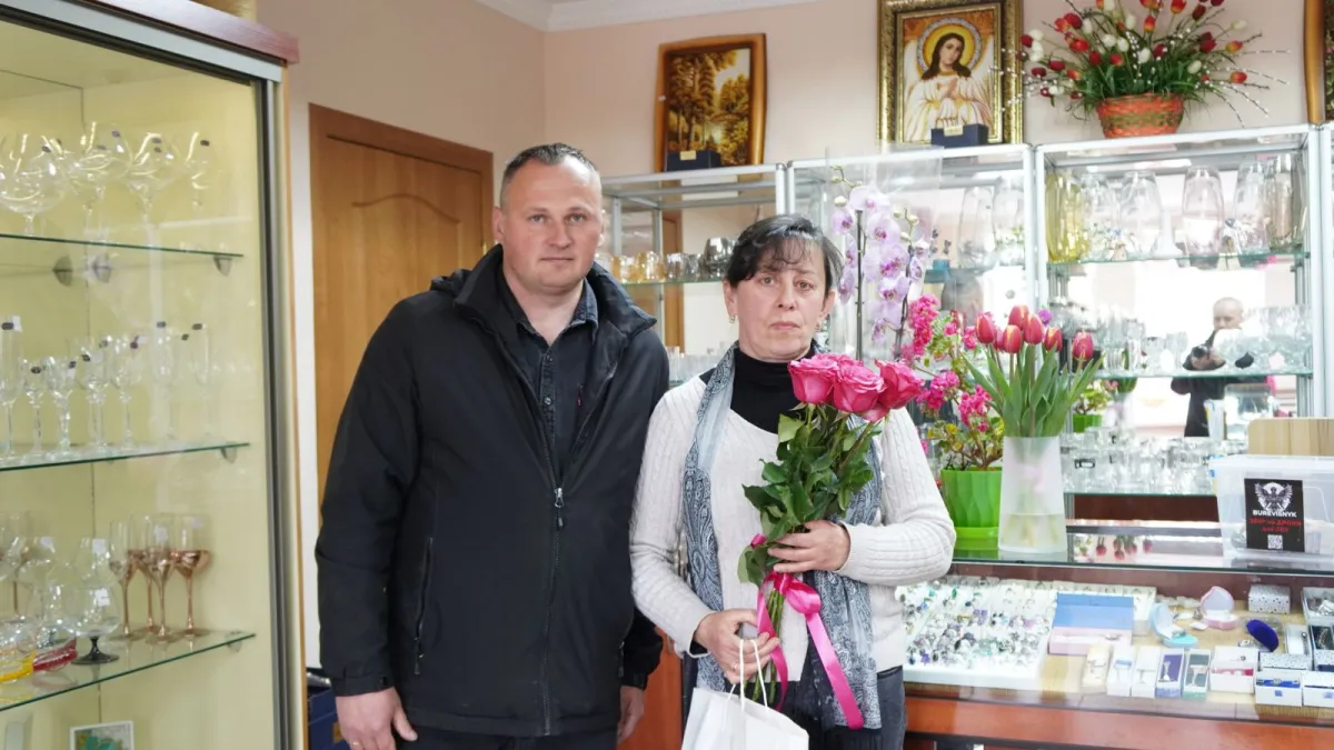 Фото до матеріалу: У Ратному привітали з днем народження дружину загиблого захисника