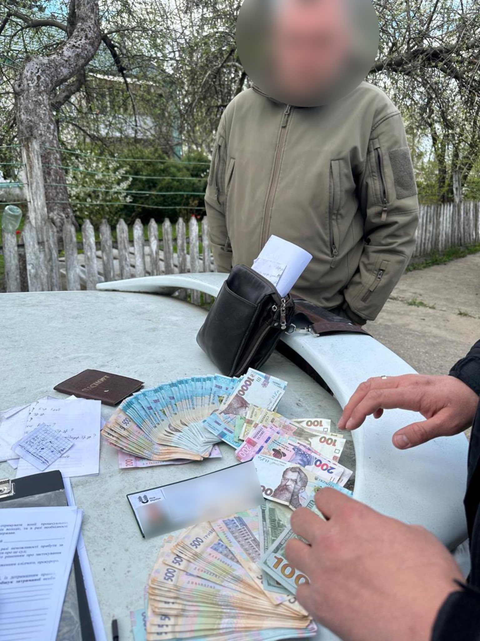 Фото до матеріалу: У Подільському районі затримали керівництво лісгоспу за схему незаконної вирубки