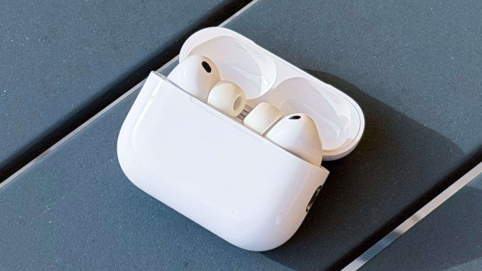 Фото до матеріалу: Нові жести та функції управління в актуальних AirPods: що зміниться
