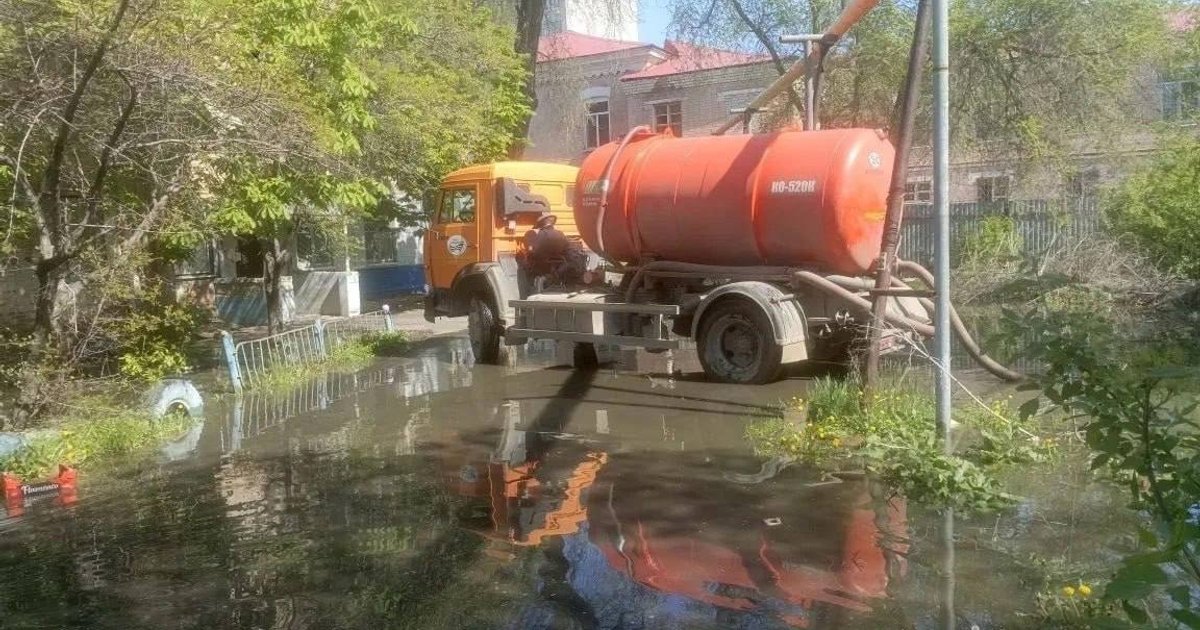 Фото до матеріалу: Енгельс у стоках: аварія на каналізаційному колекторі зупинила постачання води
