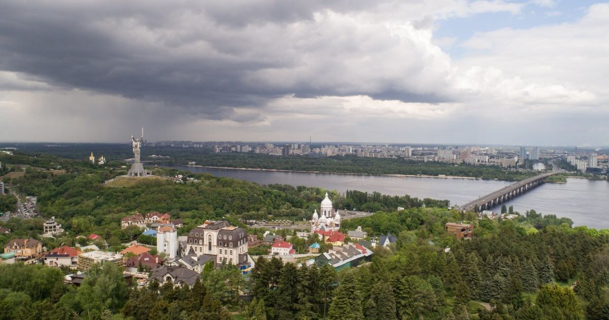 Фото до матеріалу: У центрі Києва чоловік з пістолетом загрозив перехожим: поліція затримала хулігана