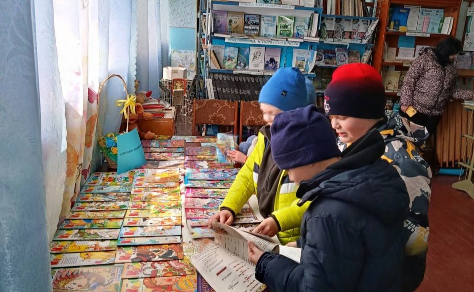 Фото до матеріалу: У Малобакайській бібліотеці відкрили виставку періодичних видань