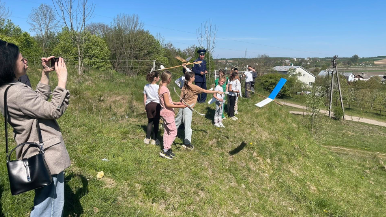 Фото до матеріалу: «Кольорове небо» над Бущиною: юні авіатори влаштували справжнє шоу в Новосілках