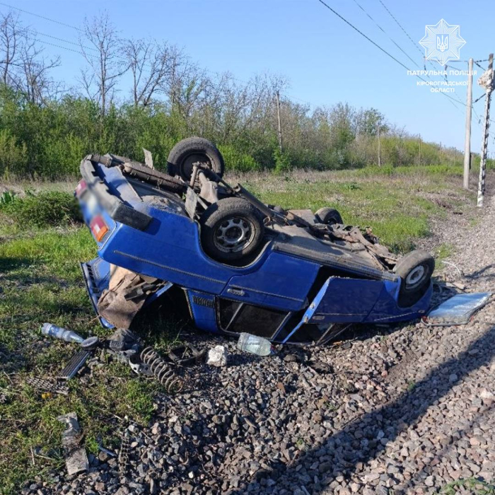 Фото до матеріалу: 19-річний водій ВАЗу напідпитку перекинув машину на М-30 біля Кропивницького