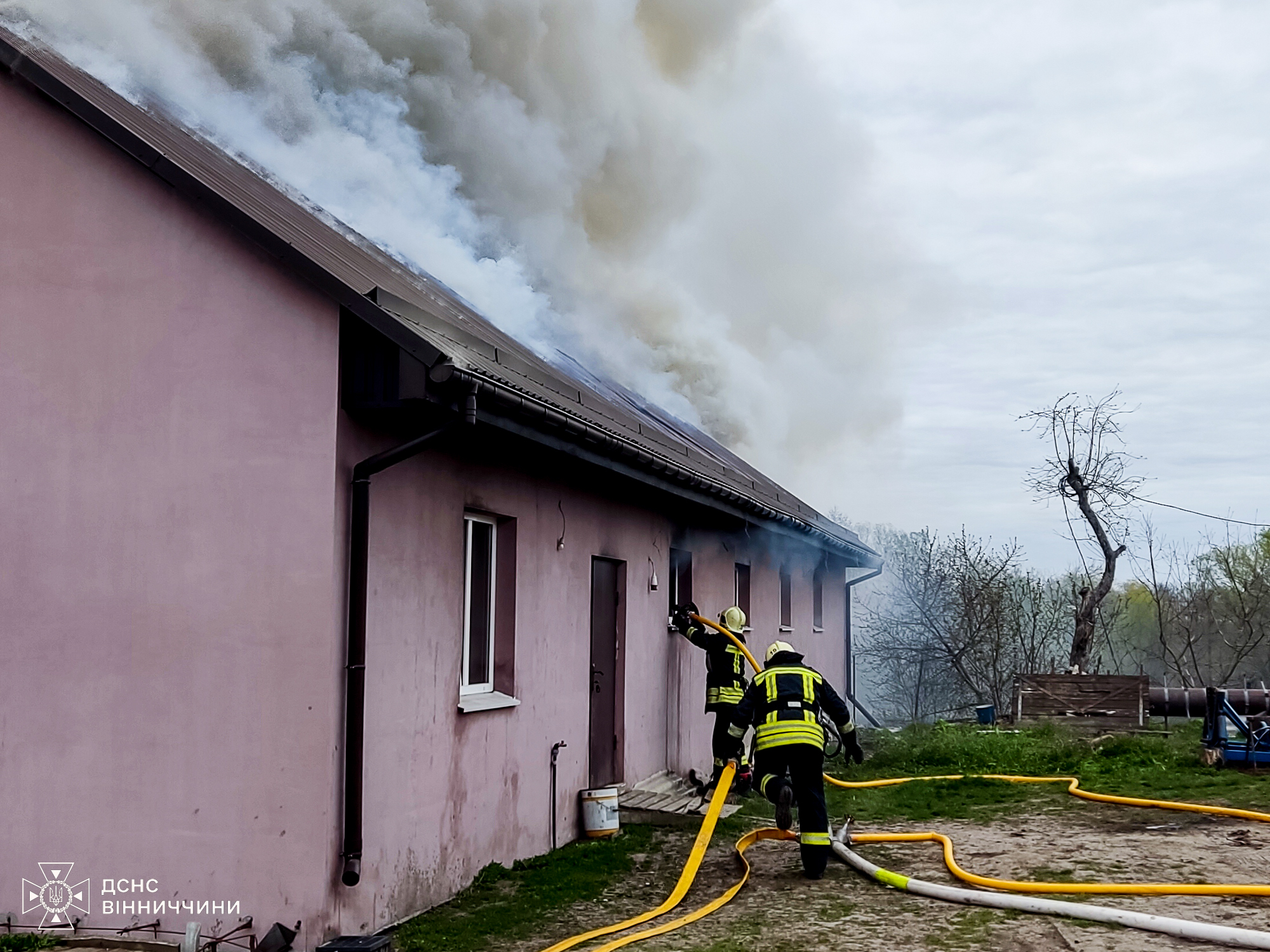 Фото до матеріалу: Чотири пожежі на Вінниччині за добу: від закинутих будинків до сінавалу
