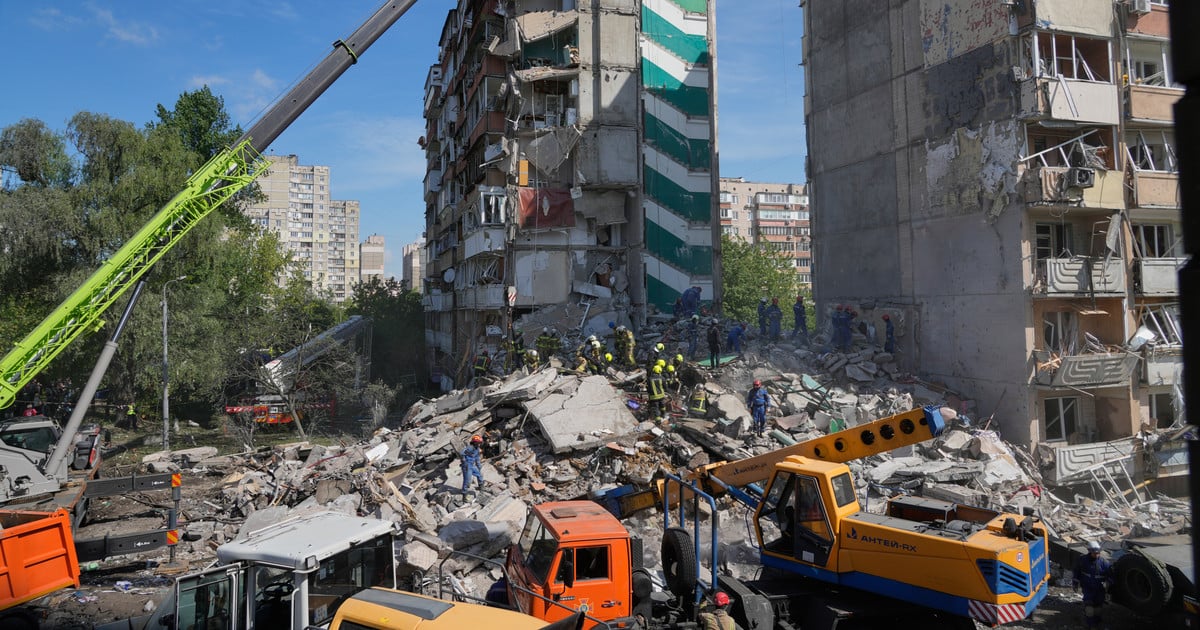 Фото до матеріалу: У Києві під завалами знайдено тіло 12-річної дівчинки: кількість загиблих зросла до п'яти
