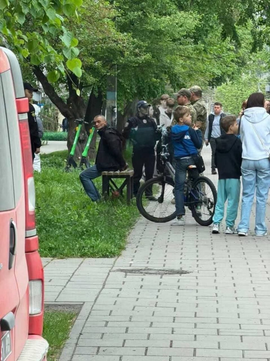 Фото до матеріалу: У Львові чоловік взяв 13-річну дівчинку в заручниці, тікаючи від ТЦК