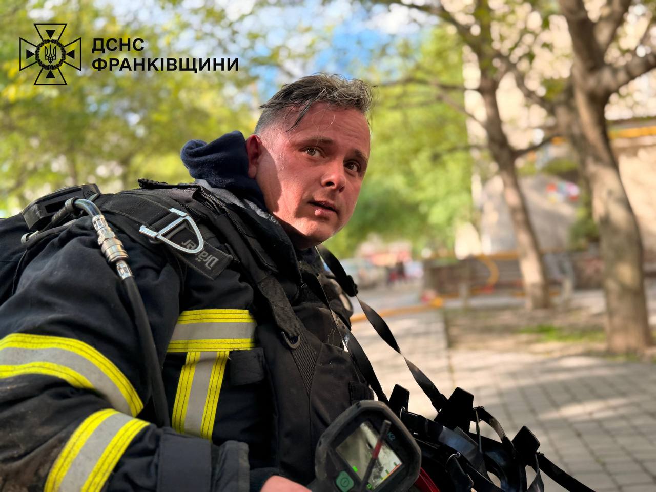 Фото до матеріалу: У Франківську 56 рятувальників гасили пожежу, яка виникла після обстрілу росії (ФОТО)