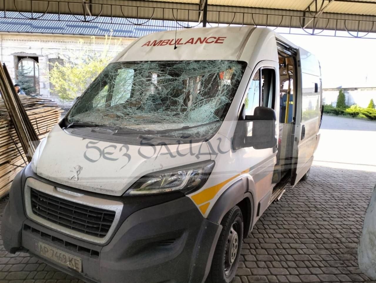 Фото до матеріалу: Два ворожі дрони атакували машину швидкої допомоги в Оріхові
