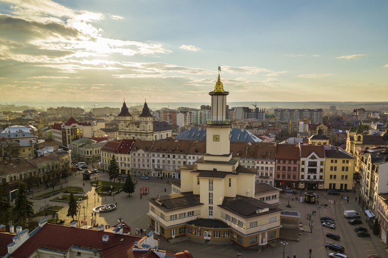Фото до матеріалу: Масована атака на Тернопіль та трагедія з немовлям: головне за 1 травня