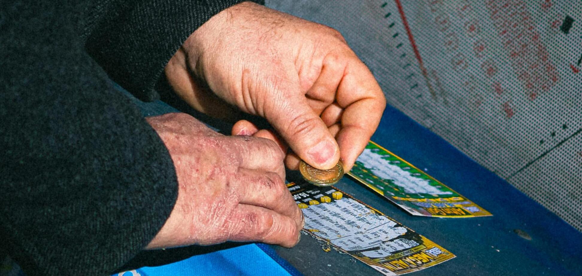 Фото до матеріалу: Чоловік виграв $2,4 млн у лотерею після того, як у салон машини залетів горобець