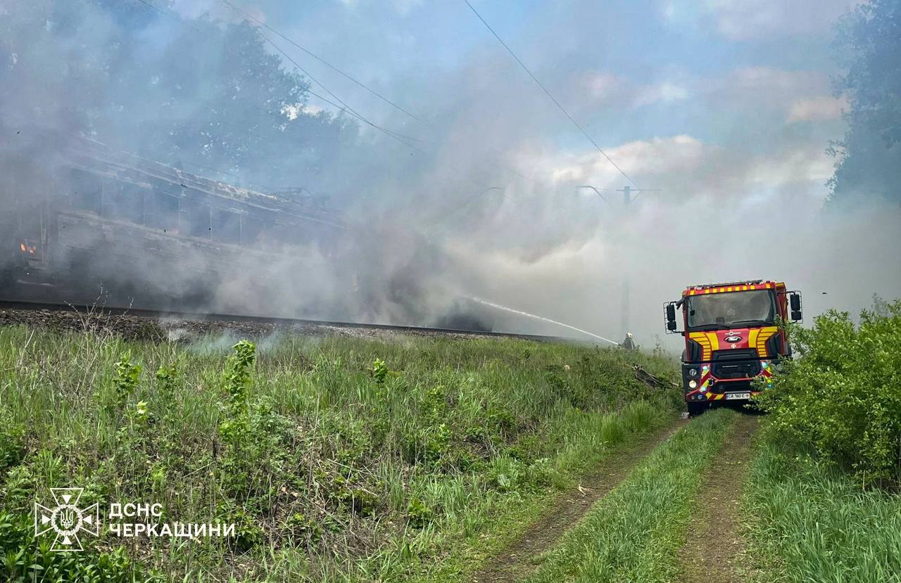 Фото до матеріалу: Поблизу Косарів на Черкащині загорівся поїзд Черкаси-Знам'янка