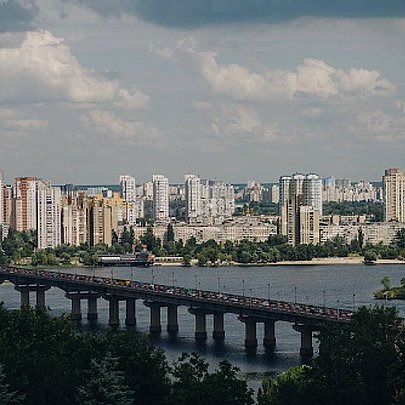 Фото до матеріалу: У Дарницькому парку до Дня матері висадили 50 дубів на честь загиблих Героїв