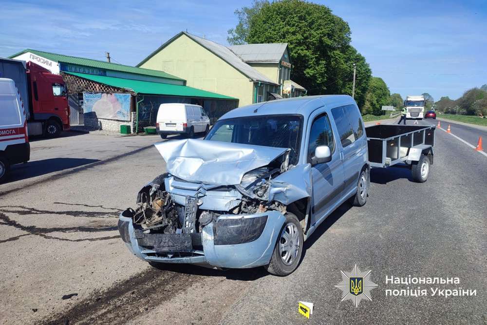Фото до матеріалу: ДТП на трасі Тернопіль-Львів: водій Volkswagen виїхав на зустрічну смугу, є постраждалі