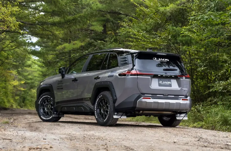 Фото до матеріалу: Японське ательє Jaos перетворило новий Toyota RAV4 на справжнього бездоріжника