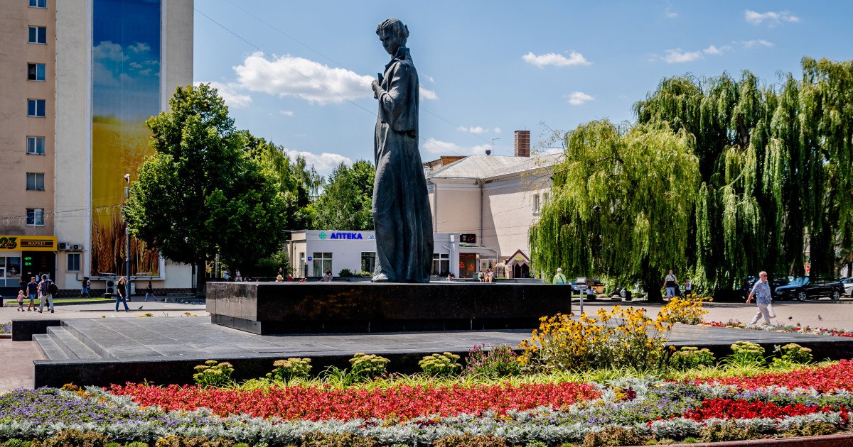 Фото до матеріалу: На Театральному майдані планують встановити фотостенд з портретами зниклих безвісти військових