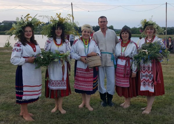 Фото до матеріалу: Ансамбль «Молодички» привіз польський Купалю обряд прикрашання верби
