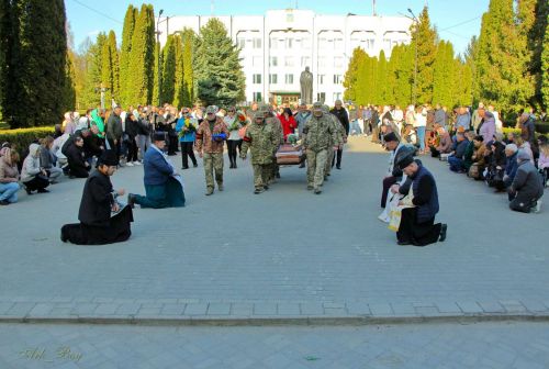 Фото до матеріалу: Живим коридором Шумська громада зустріла тіло загиблого захисника Миколи Вознюка