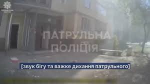 Фото до матеріалу: Атака багатоповерхівки в Кривому Розі: патрульні допомогли евакуювати мешканців (відео)