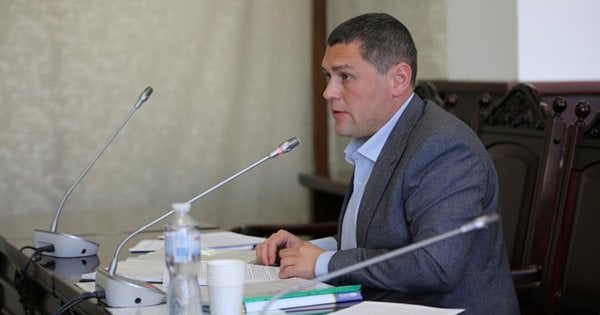 Фото до матеріалу: Матір судді з Франківщини забезпечувала сім'ю сина авто та одягом