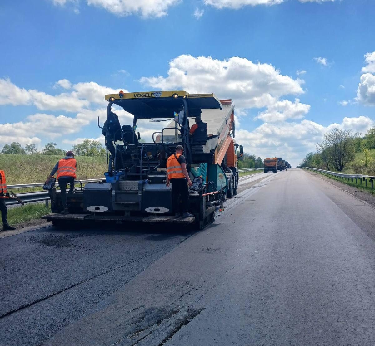 Фото до матеріалу: Черкащина: за тиждень відновлено понад 40 тисяч квадратних метрів дорожнього покриття