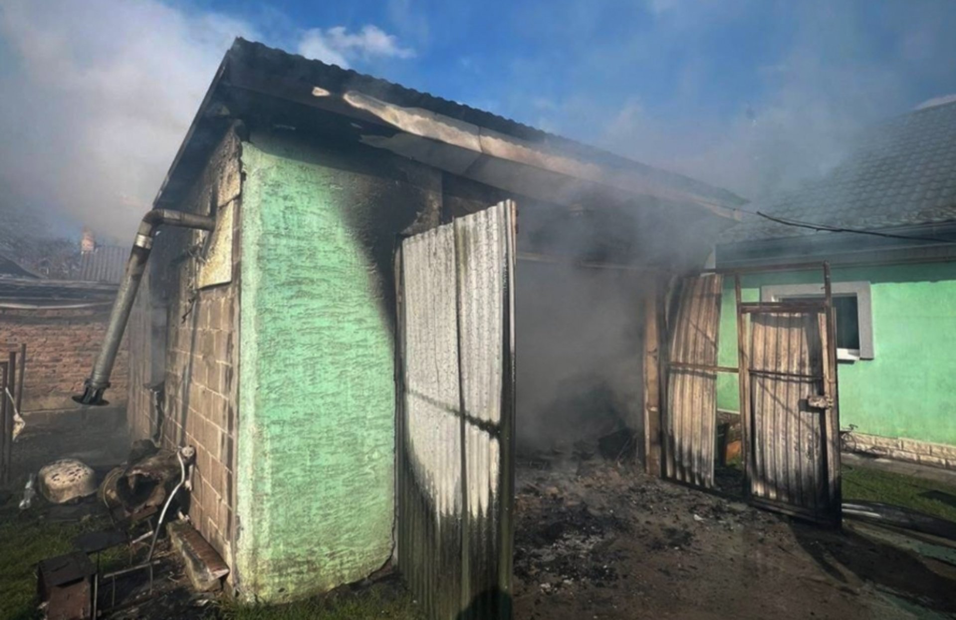 Фото до матеріалу: У Шептицькому районі: у гаражі с. Копитів сталася пожежа