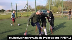 Фото до матеріалу: Не ноги грають, а голова: як ветерани з ампутаціями у Запоріжжі грають у футбол