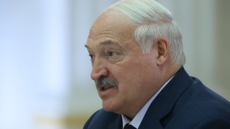 Фото до матеріалу: Позняк про психічний стан Лукашенка: за владу готовий продати все