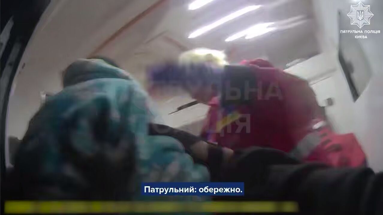 Фото до матеріалу: Поліцейські врятували поранених з пошкоджених будинків у Києві після удару РФ