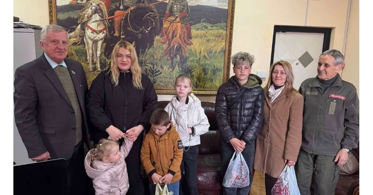 Фото до матеріалу: Радивилівська сотня передала допомогу військовим та підтримала родини захисників
