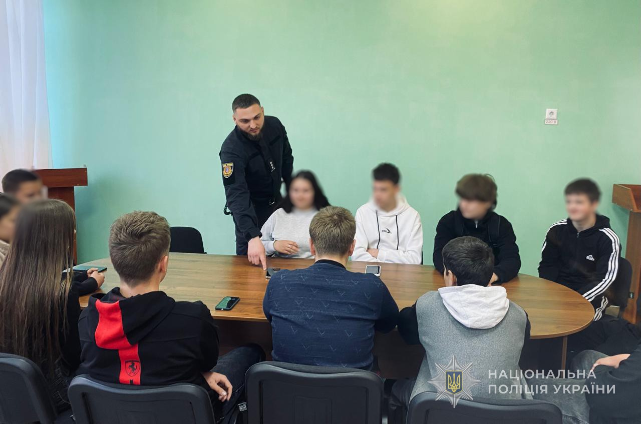 Фото до матеріалу: Ображали вчителів заради тренду: на Подільщині поліція покарала школярів та їхніх батьків